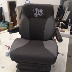 sedež jcb